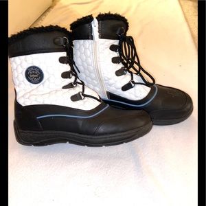 Totes snow boots in black and white